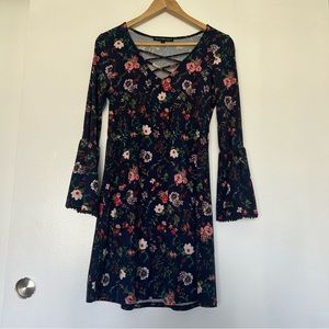 Derek Heart
Navy Floral Bell Sleeve Size M